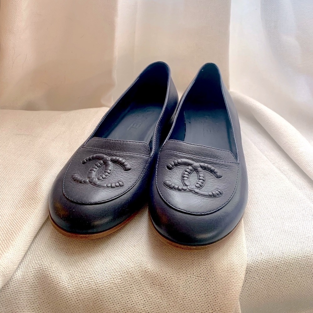 Never worn CHANEL Loafers | blue leather with embossed logo